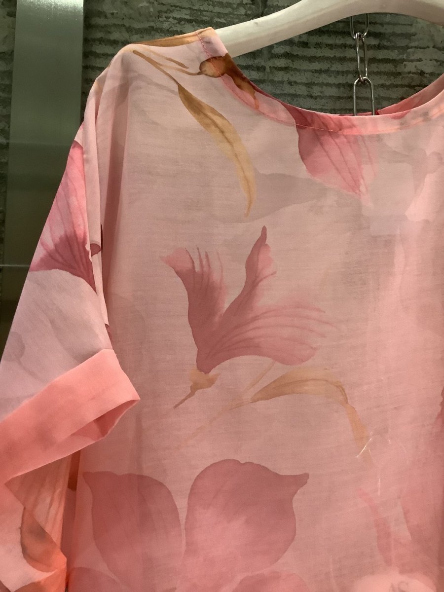 画像2: 新入荷　透け感のあるピンクトップスと白パンツで華やかに (2)