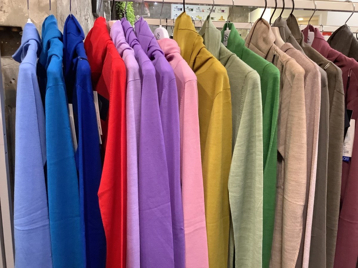 画像2: 鮮やかキレイ色ニットで秋冬コーデを華やかに (2)